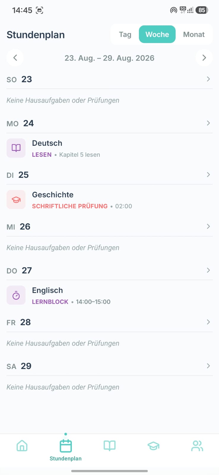 Stundenplan-Ansicht mit farbcodierten Lektionen, Zimmern und Pausen, umschaltbar zwischen Tag, Woche und Monat